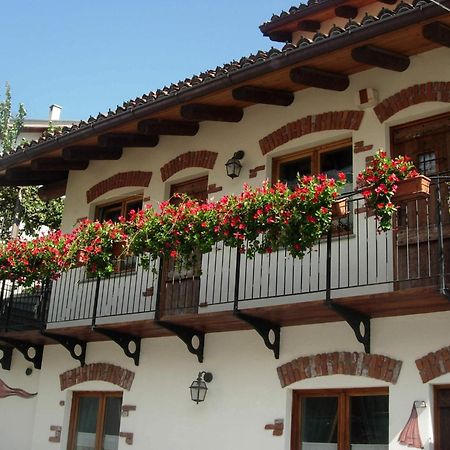 Le Village Монжове Екстериор снимка