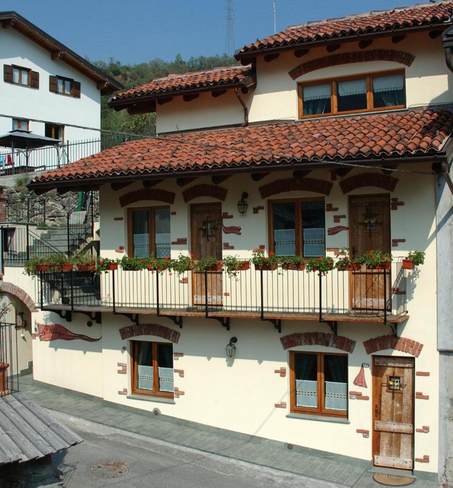 Le Village Монжове Екстериор снимка