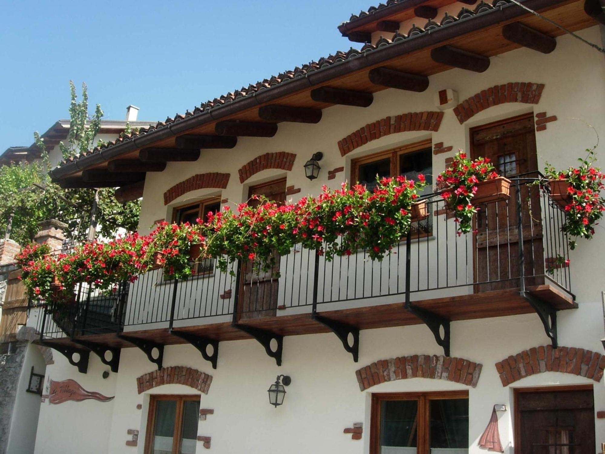 Le Village Монжове Екстериор снимка