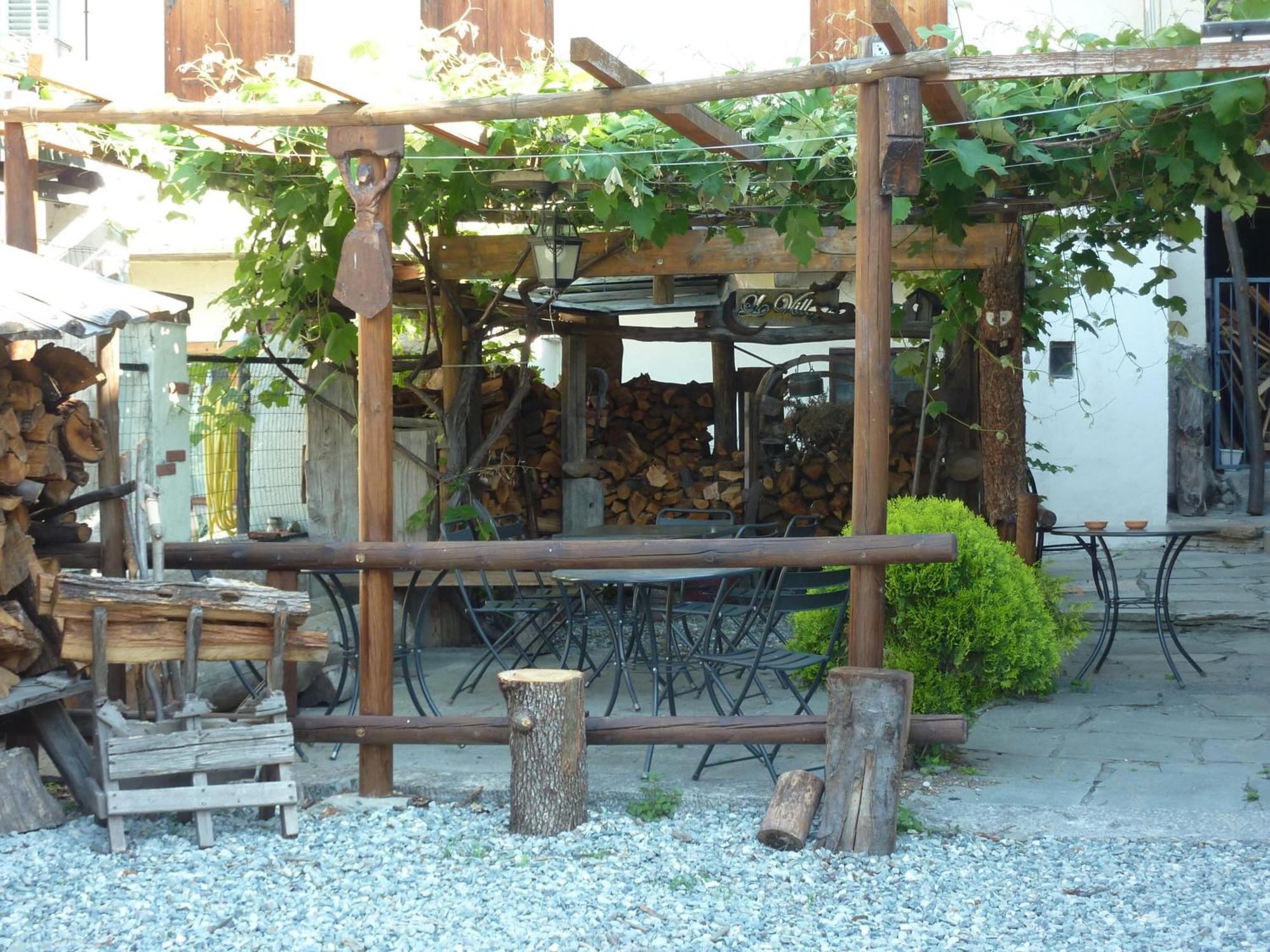 Le Village Монжове Екстериор снимка